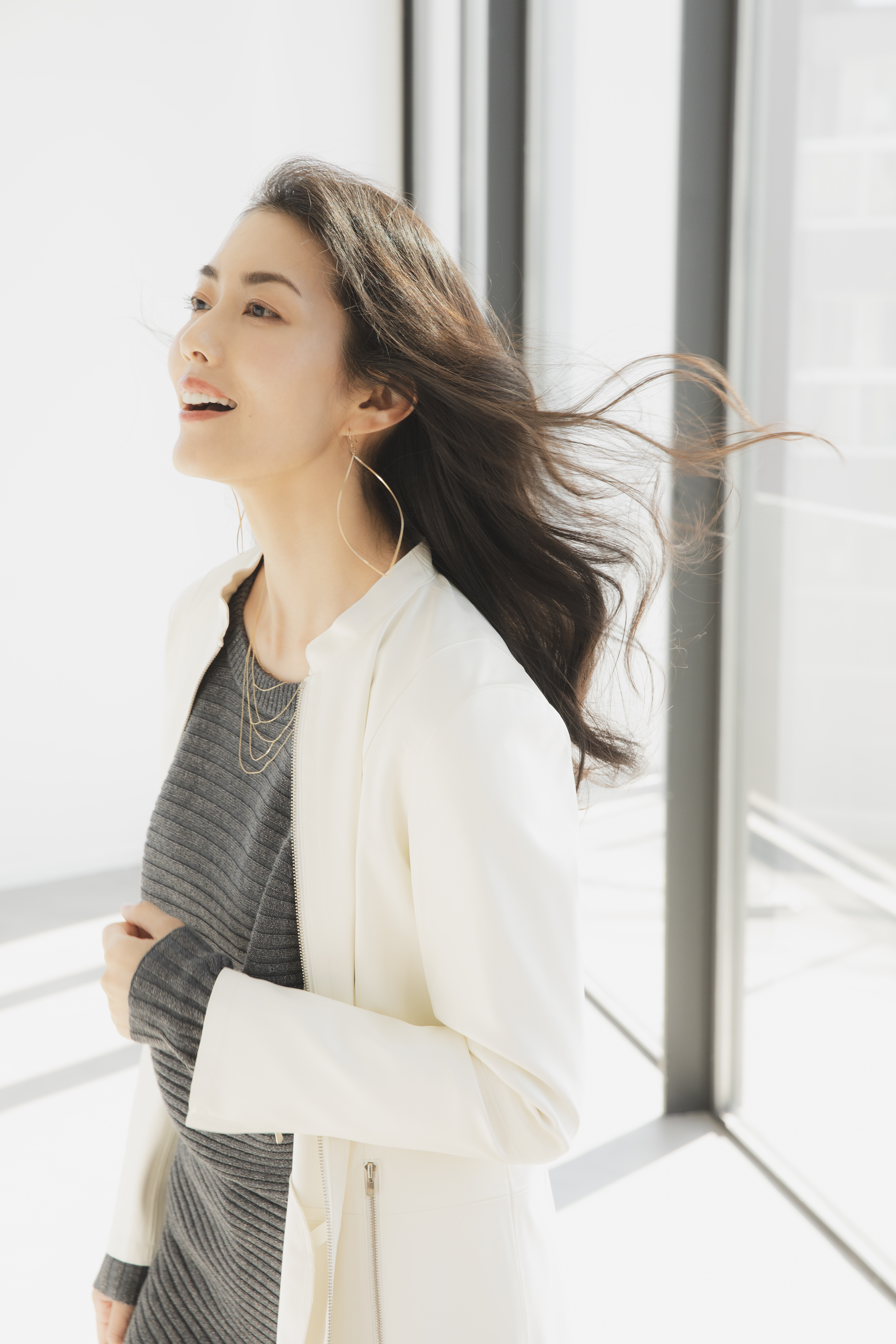 笑顔で歩いている女性