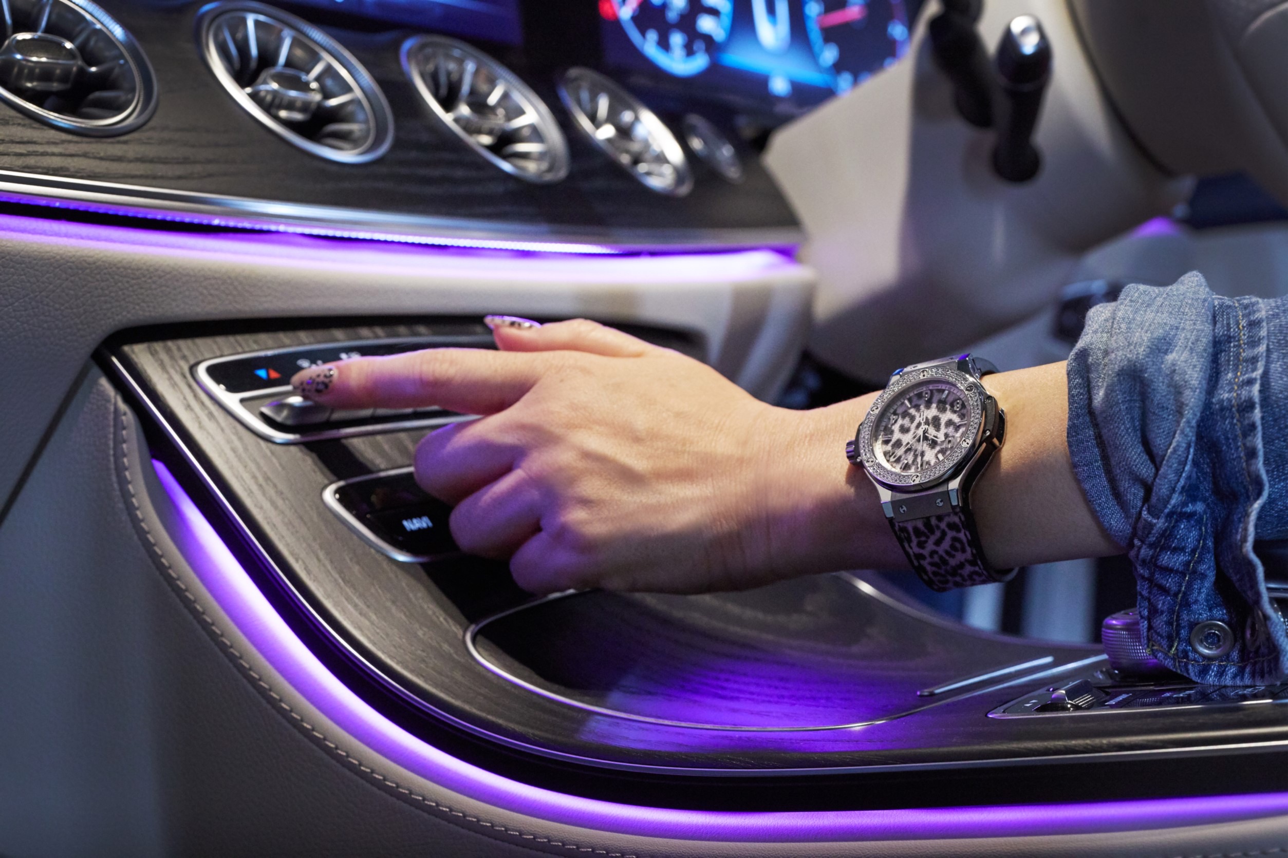 機械を操作する女性の手